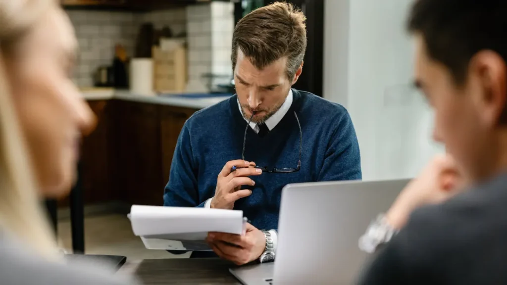 Las cláusulas hipotecarias abusivas más comunes son las que obligan a los hipotecados a sufragar todos los gastos de constitución de una hipoteca