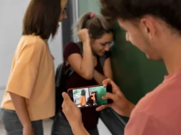 La orden de alejamiento virtual impide el acceso del ciberacosador a los espacios digitales que habita la víctima