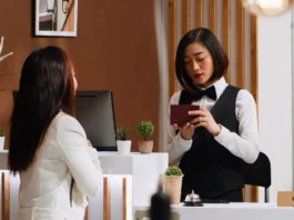 El encargado del registro de viajeros puede revisar tu documentación pero no es legal que te escaneen el DNI en un hotel