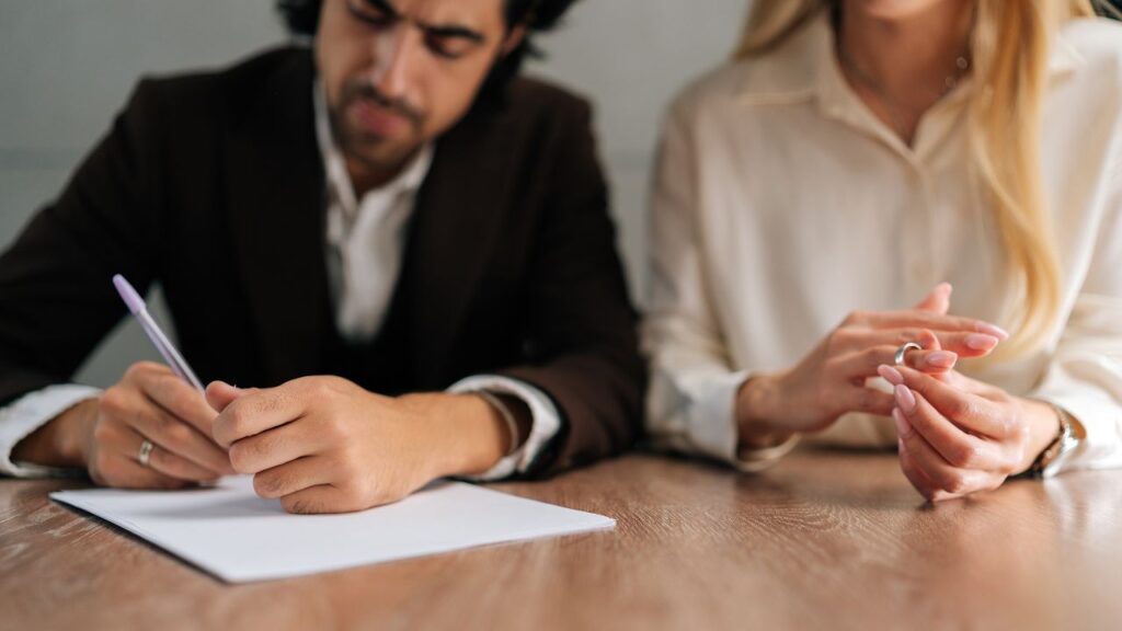 El precio de un divorcio exprés ante notario es uno de los factores clave que llevan a las parejas a acogerse a este procedimiento