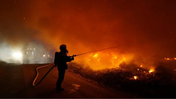 Los derechos laborales de los bomberos forestales deben respetarse