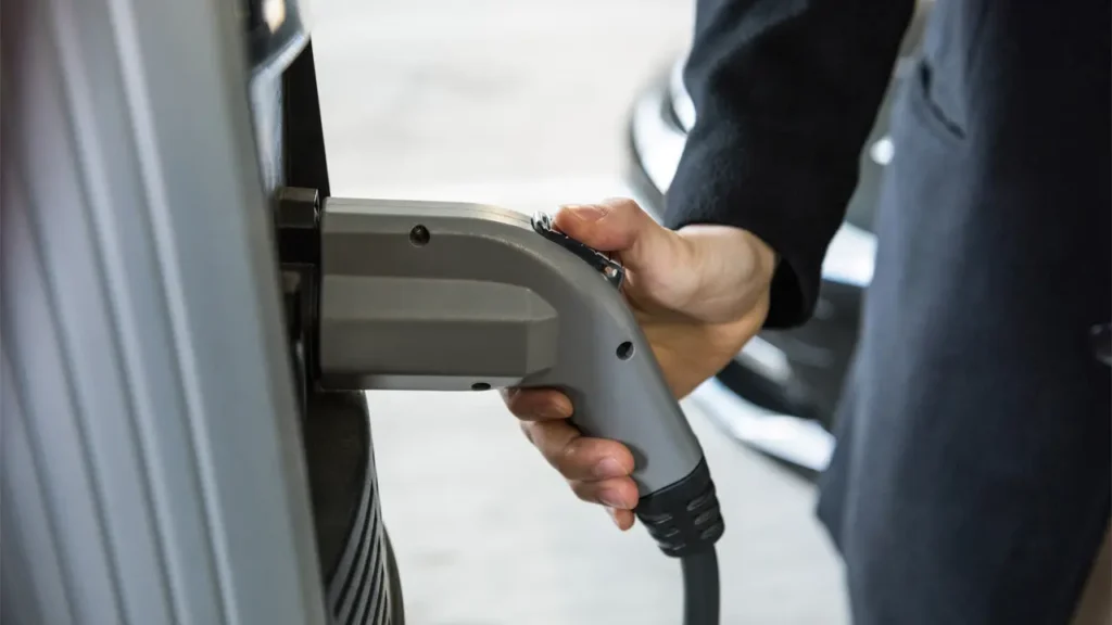 Si quieres poner un cargador de coche eléctrico en una plaza de garaje debes informar previamente a la comunidad de propietarios