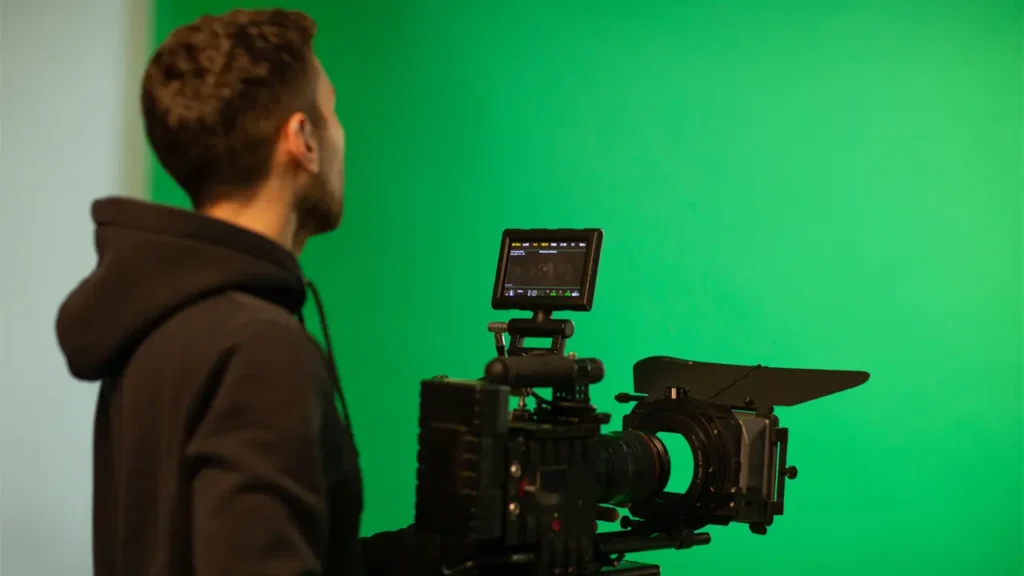 Usar una AIE para invertir en cine es una forma de acceder a este sector sin formar parte de él