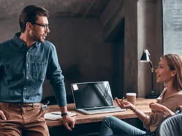 Sí es posible efectuar un despido por tener una relación secreta en el trabajo, pero debe demostrarse que causó inconvenientes