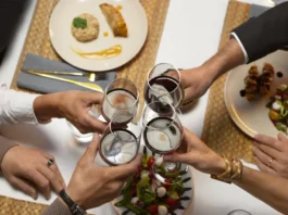 Ir a la cena de empresa estando de baja es posible, salvo que el médico haya prescrito que no se puede asistir a un evento social de este tipo