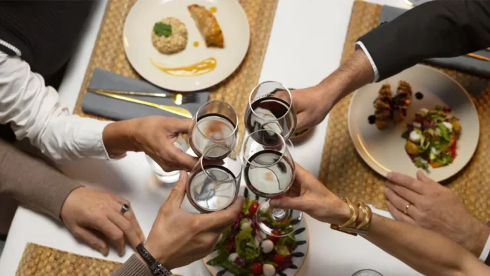 Ir a la cena de empresa estando de baja es posible, salvo que el médico haya prescrito que no se puede asistir a un evento social de este tipo