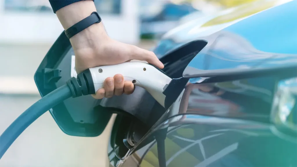 Es posible acumular la deducción por comprar un coche eléctrico de ámbito estatal con la autonómica, salvo en Castilla y León