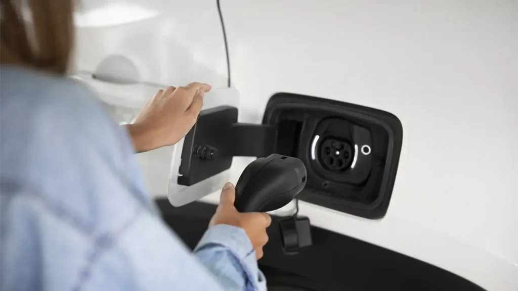 Es posible aplicarse una deducción por instalar cargadores de coches eléctricos en la declaración de la Renta de 2025