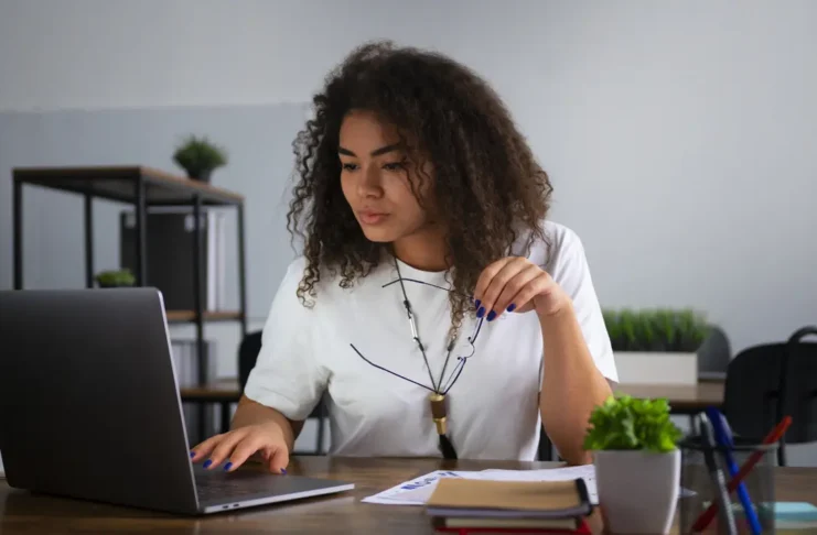 Los solicitantes de residencia pueden trabajar mientras se tramitan administrativamente sus expedientes