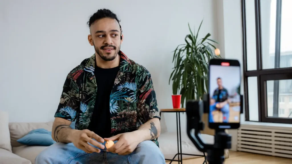 Se puede realizar un despido por criticar a la empresa en TikTok si el video se grabó en el negocio y la organización es reconocible