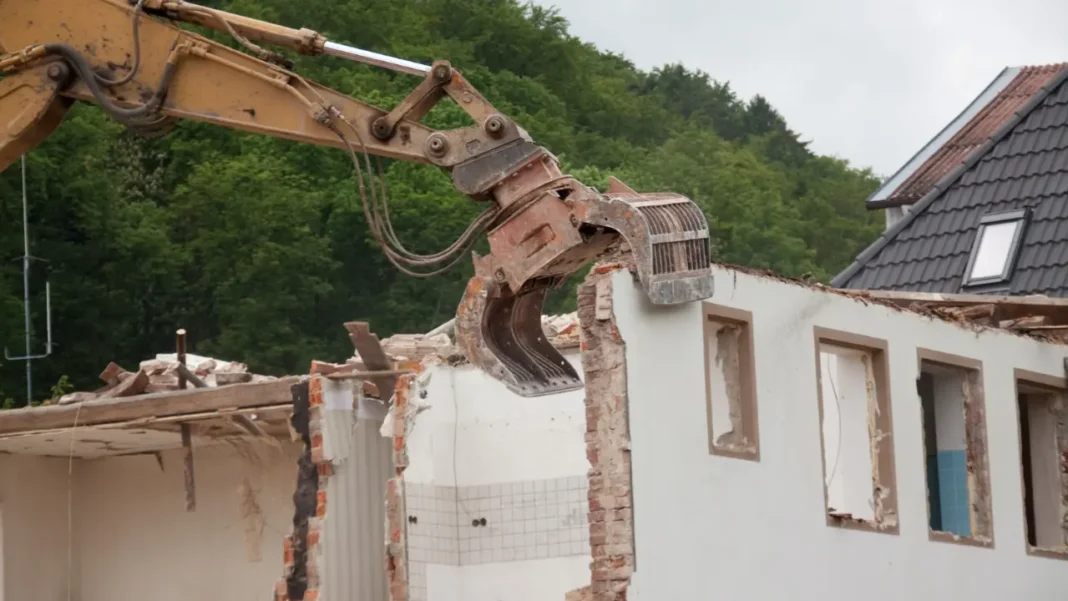 Se puede obtener una indemnización por demolición de obras si se realizaron con licencia urbanística